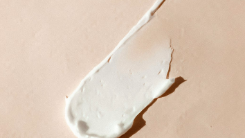 肌トラブルを抱えている女性の写真